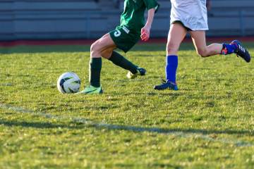 2分钟欣赏曼城足总杯捧杯经典时刻：B席与斯通斯一起高举奖杯狂欢，切尔西台下静默观礼（配图示意）